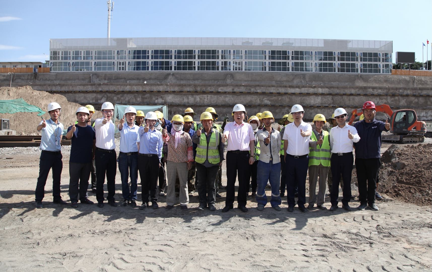 "丁佐宏和月星集团高管一行搬着矿泉水等消暑物资,到了工地,丁佐宏就